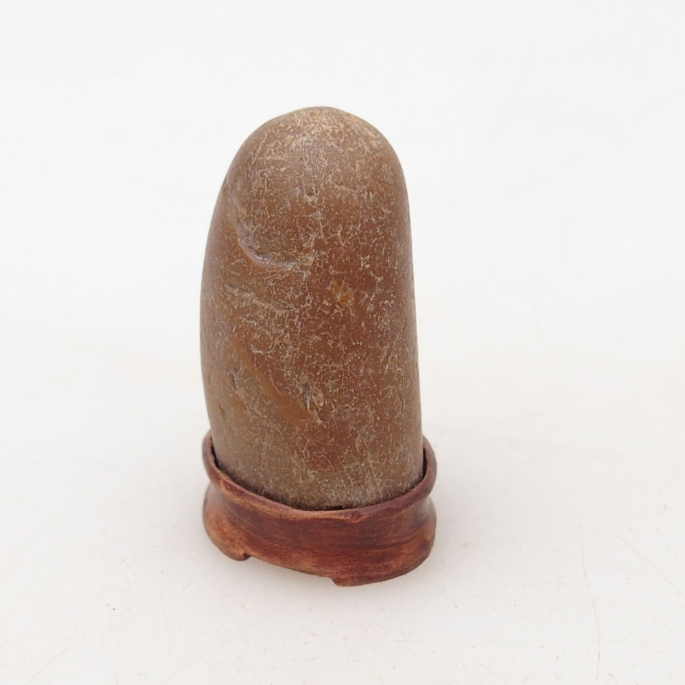 Suiseki - Stein mit DAI (Holzsockel)