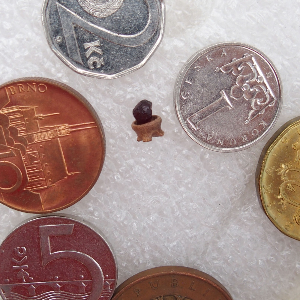 Suiseki - Stein mit DAI (Holzsockel)