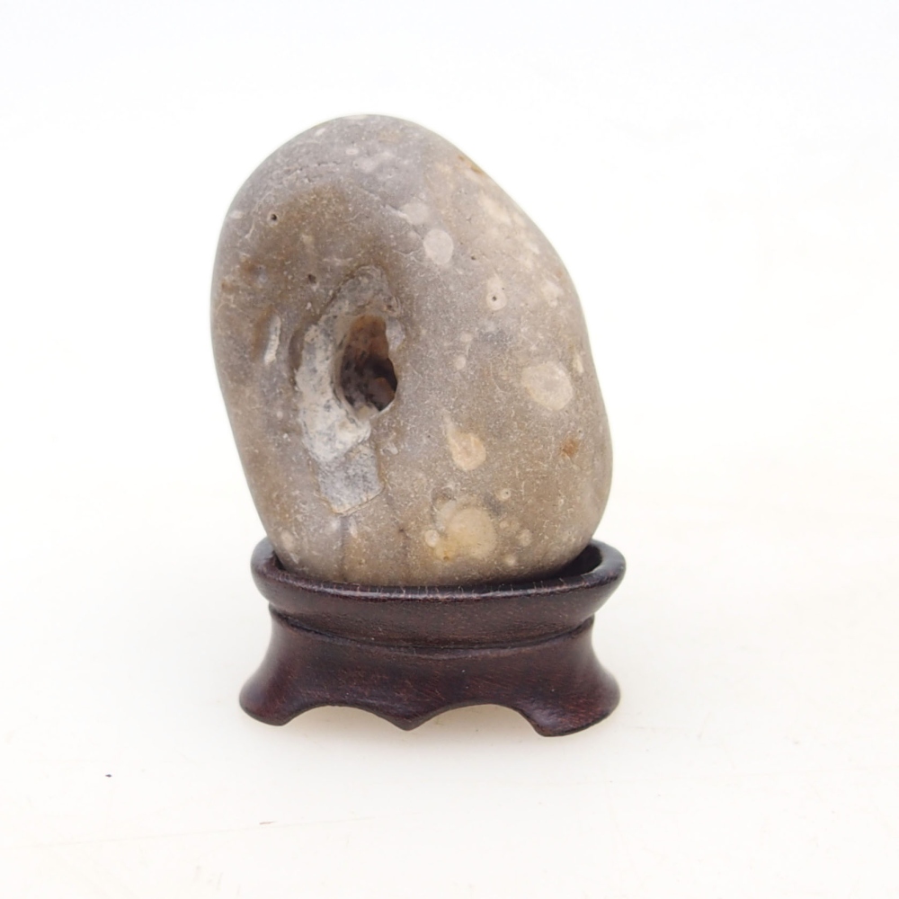 Suiseki - Stein mit DAI (Holzsockel)