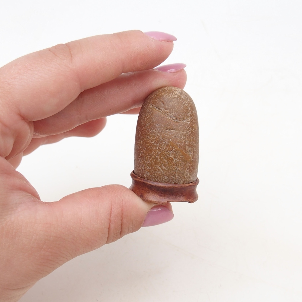 Suiseki - Stein mit DAI (Holzsockel)