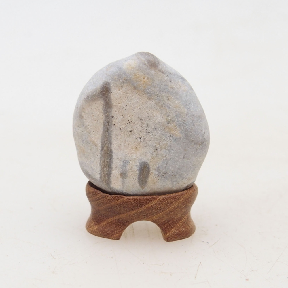 Suiseki - Stein mit DAI (Holzsockel)