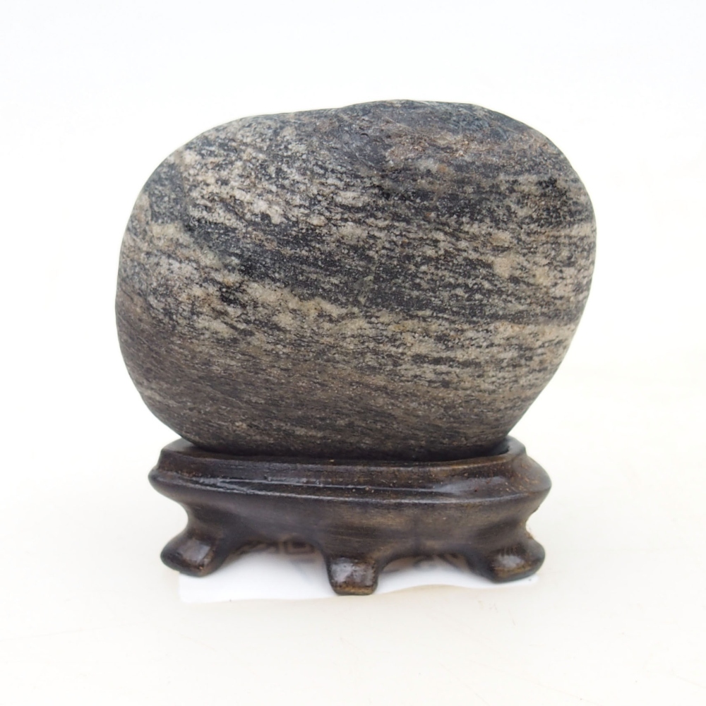 Suiseki - Stein mit DAI (Holzsockel)