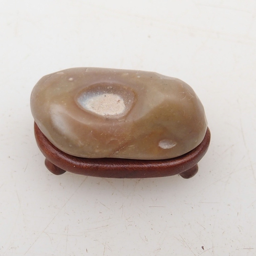 Suiseki - Stein mit DAI (Holzsockel)