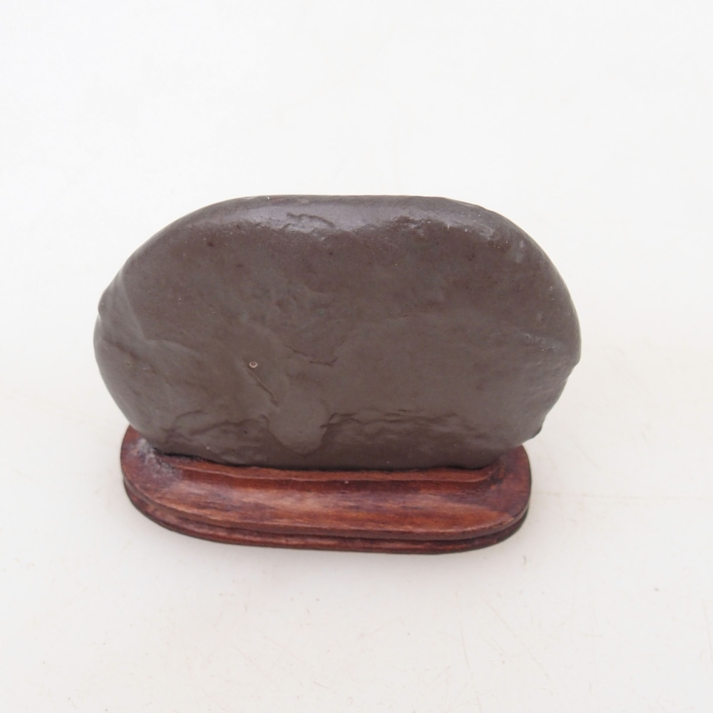 Suiseki - Stein mit DAI (Holzsockel)