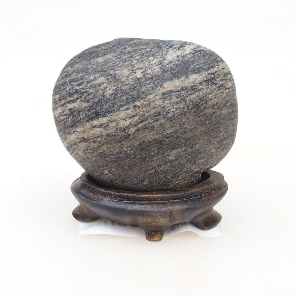 Suiseki - Stein mit DAI (Holzsockel)