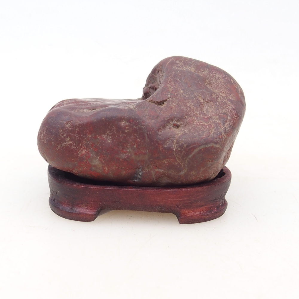 Suiseki - Stein mit DAI (Holzsockel)