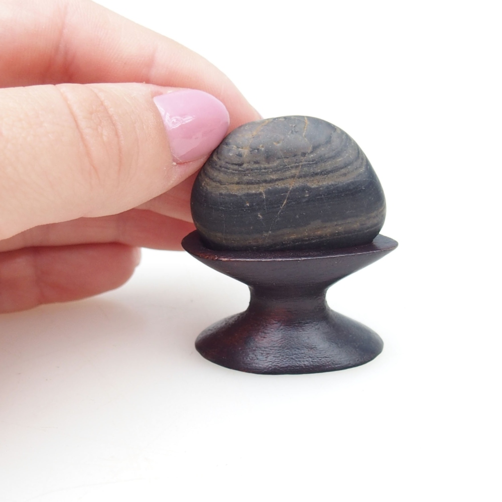 Suiseki - Stein mit DAI (Holzsockel)