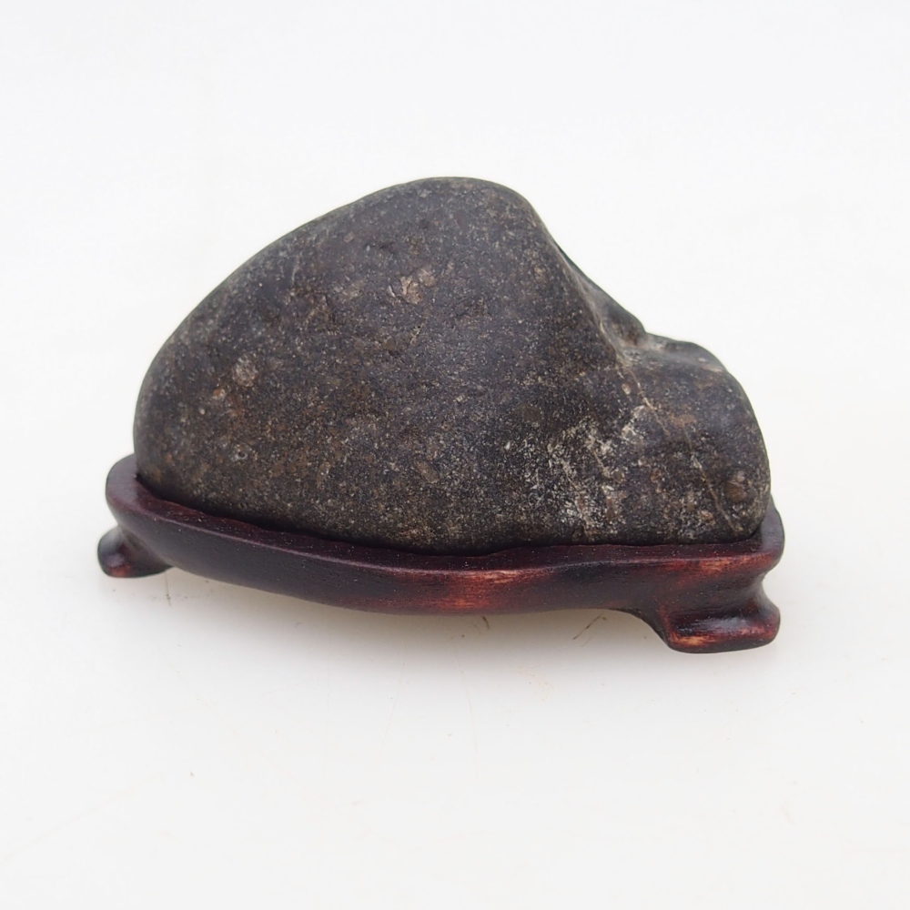 Suiseki - Stein mit DAI (Holzsockel)