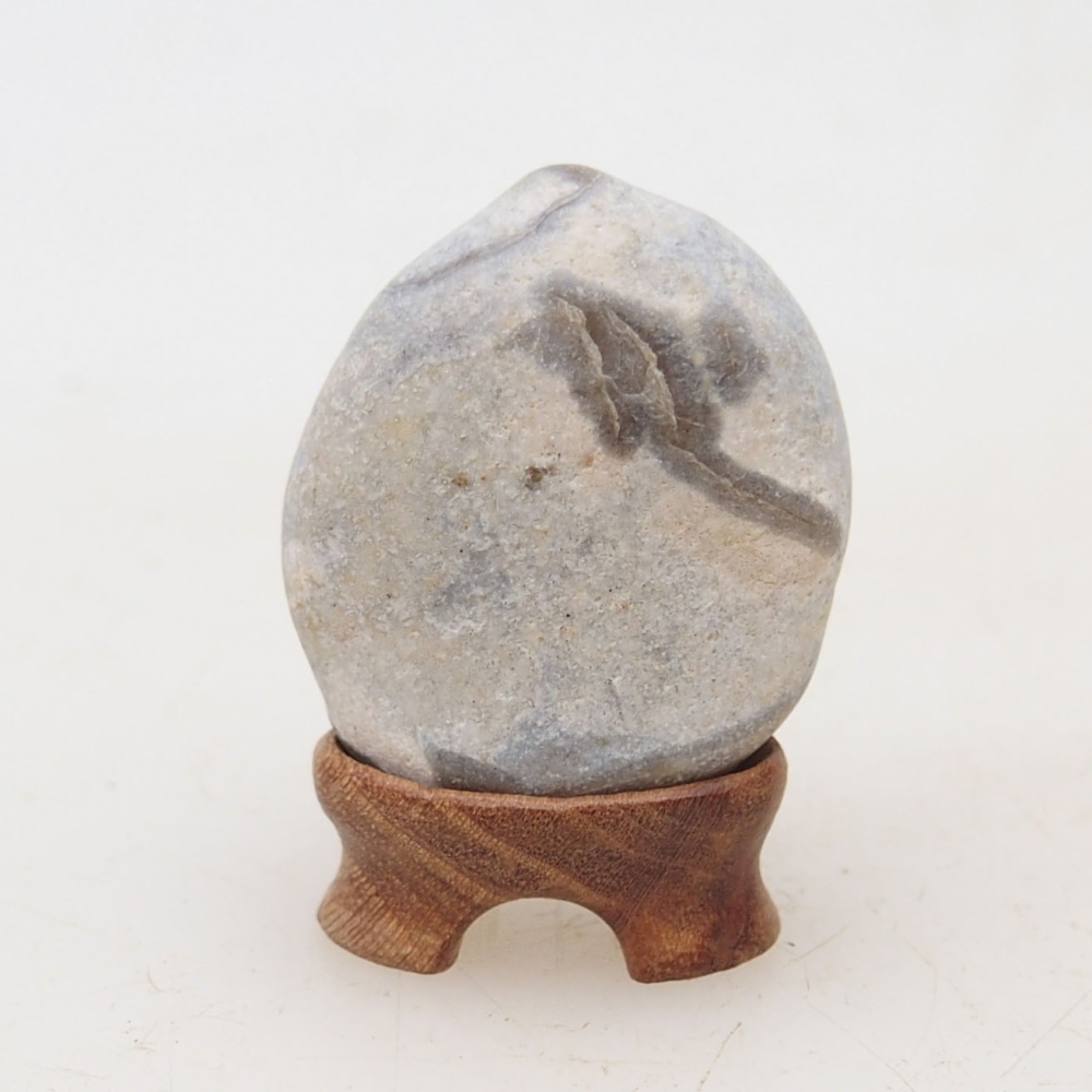 Suiseki - Stein mit DAI (Holzsockel)