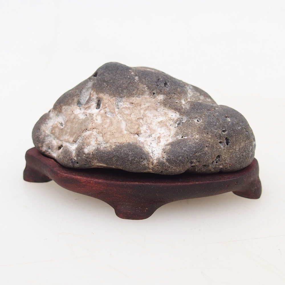 Suiseki - Stein mit DAI (Holzsockel)