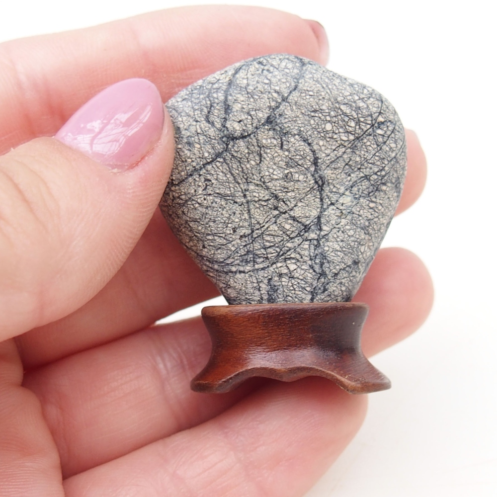 Suiseki - Stein mit DAI (Holzsockel)