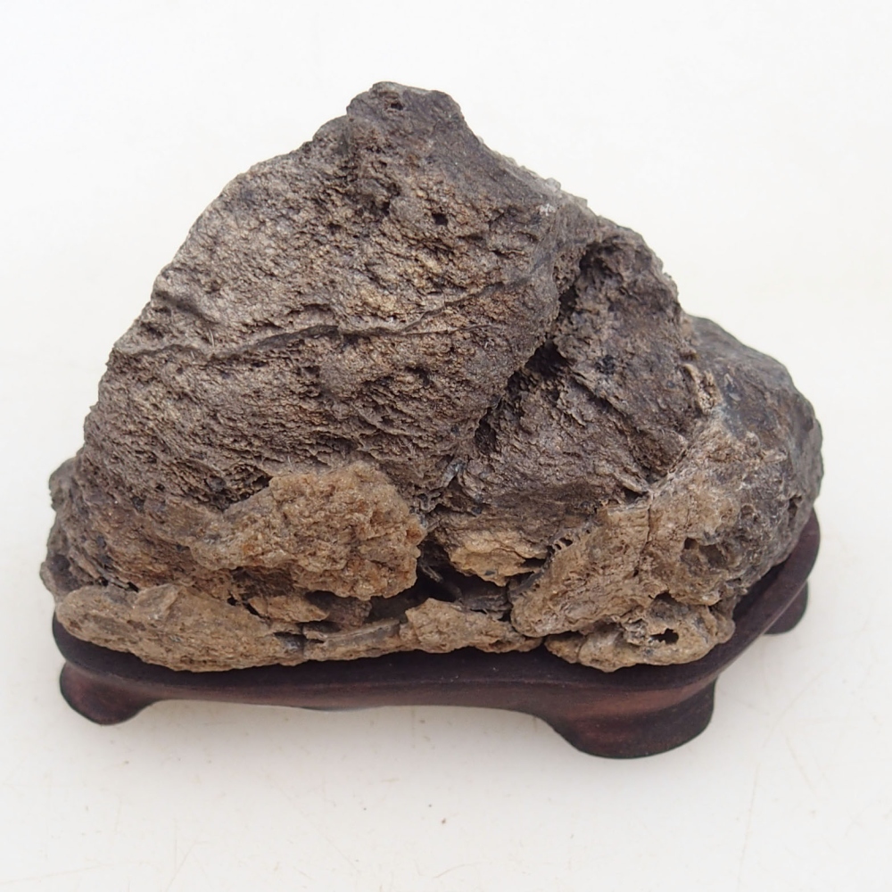 Suiseki - Stein mit DAI (Holzsockel)