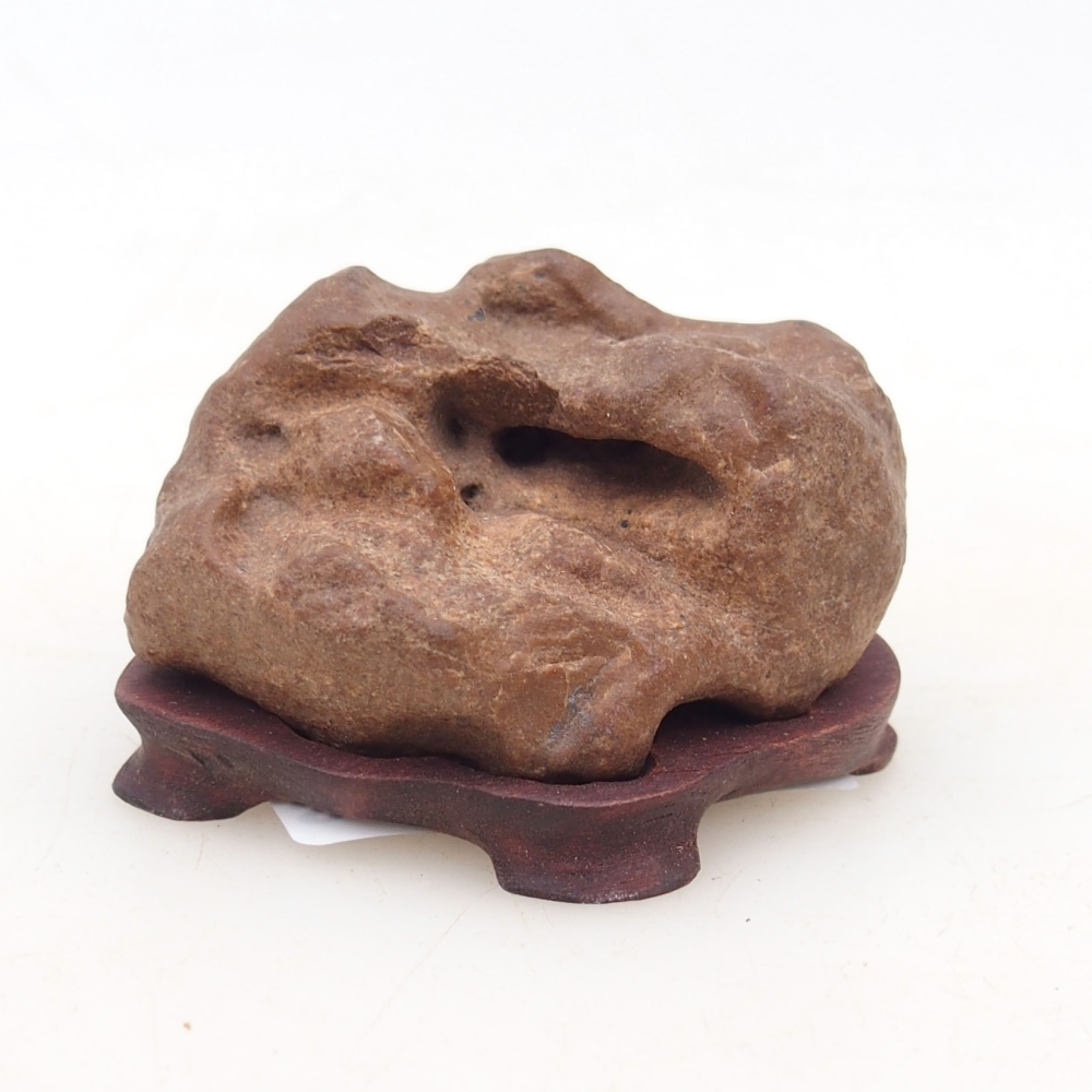 Suiseki - Stein mit DAI (Holzsockel)