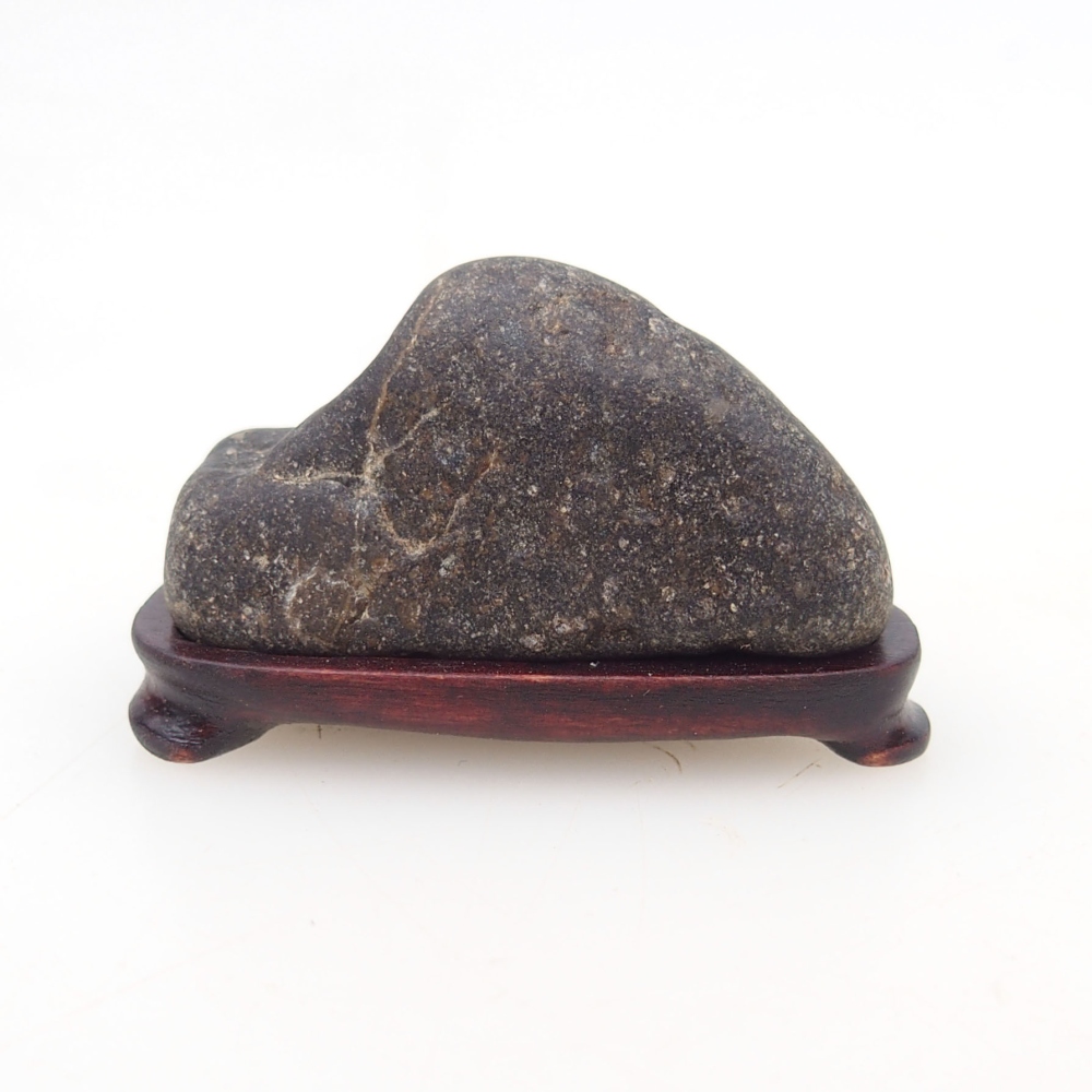 Suiseki - Stein mit DAI (Holzsockel)