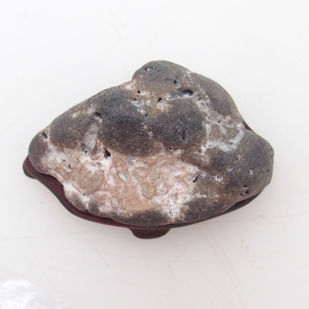 Suiseki - Stein mit DAI (Holzsockel)