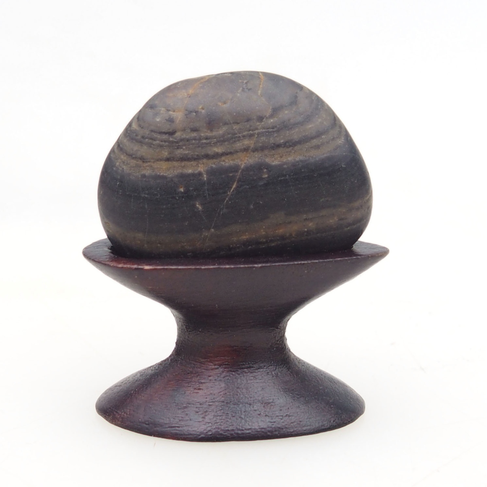 Suiseki - Stein mit DAI (Holzsockel)