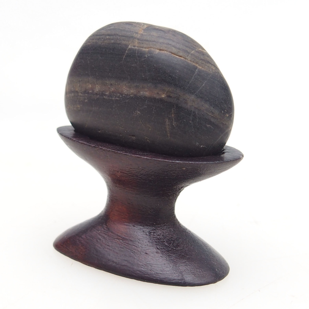 Suiseki - Stein mit DAI (Holzsockel)