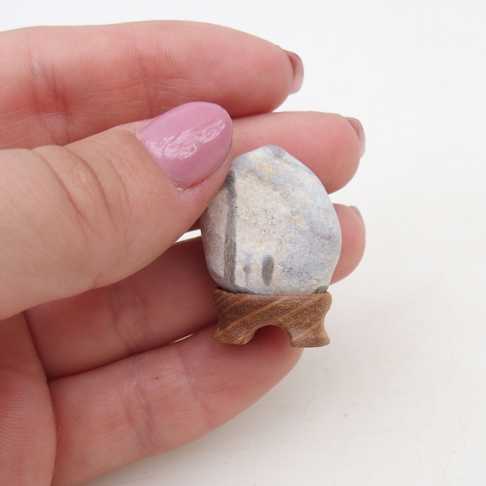 Suiseki - Stein mit DAI (Holzsockel)