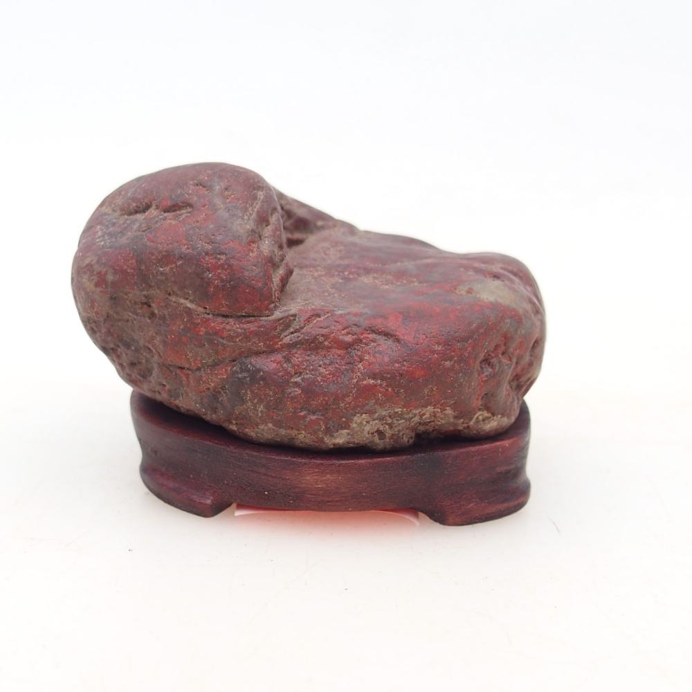 Suiseki - Stein mit DAI (Holzsockel)