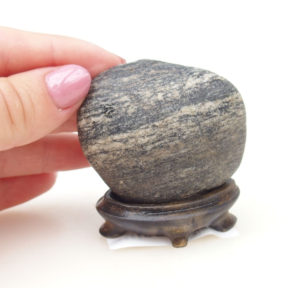 Suiseki - Stein mit DAI (Holzsockel)