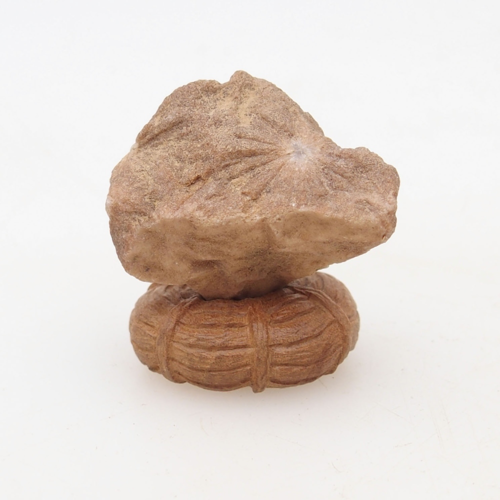 Suiseki - Stein mit DAI (Holzsockel)