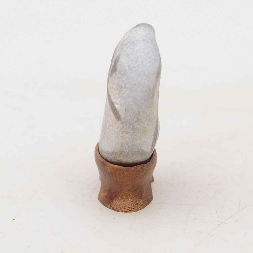 Suiseki - Stein mit DAI (Holzsockel)