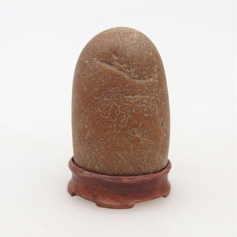 Suiseki - Stein mit DAI (Holzsockel)