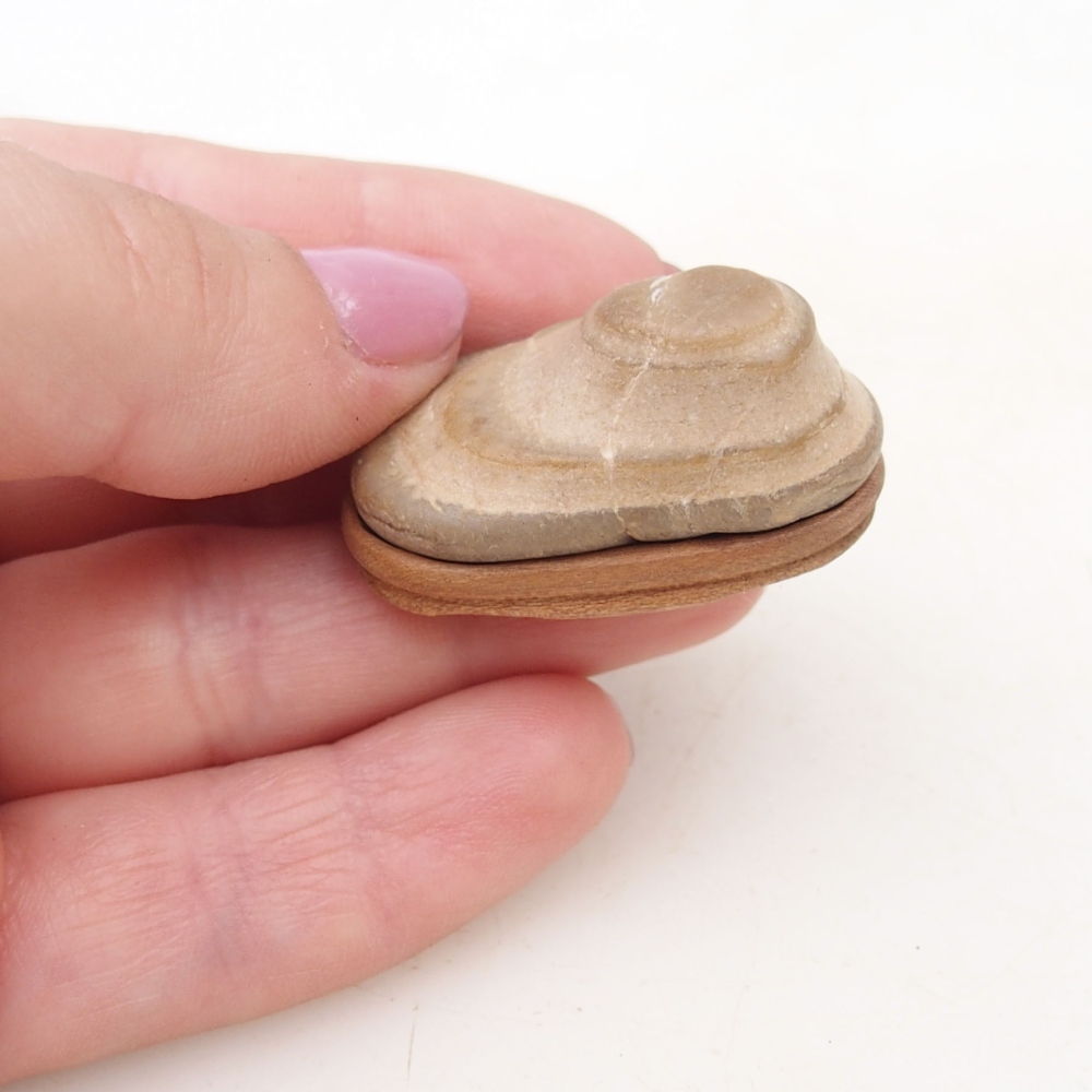 Suiseki - Stein mit DAI (Holzsockel)