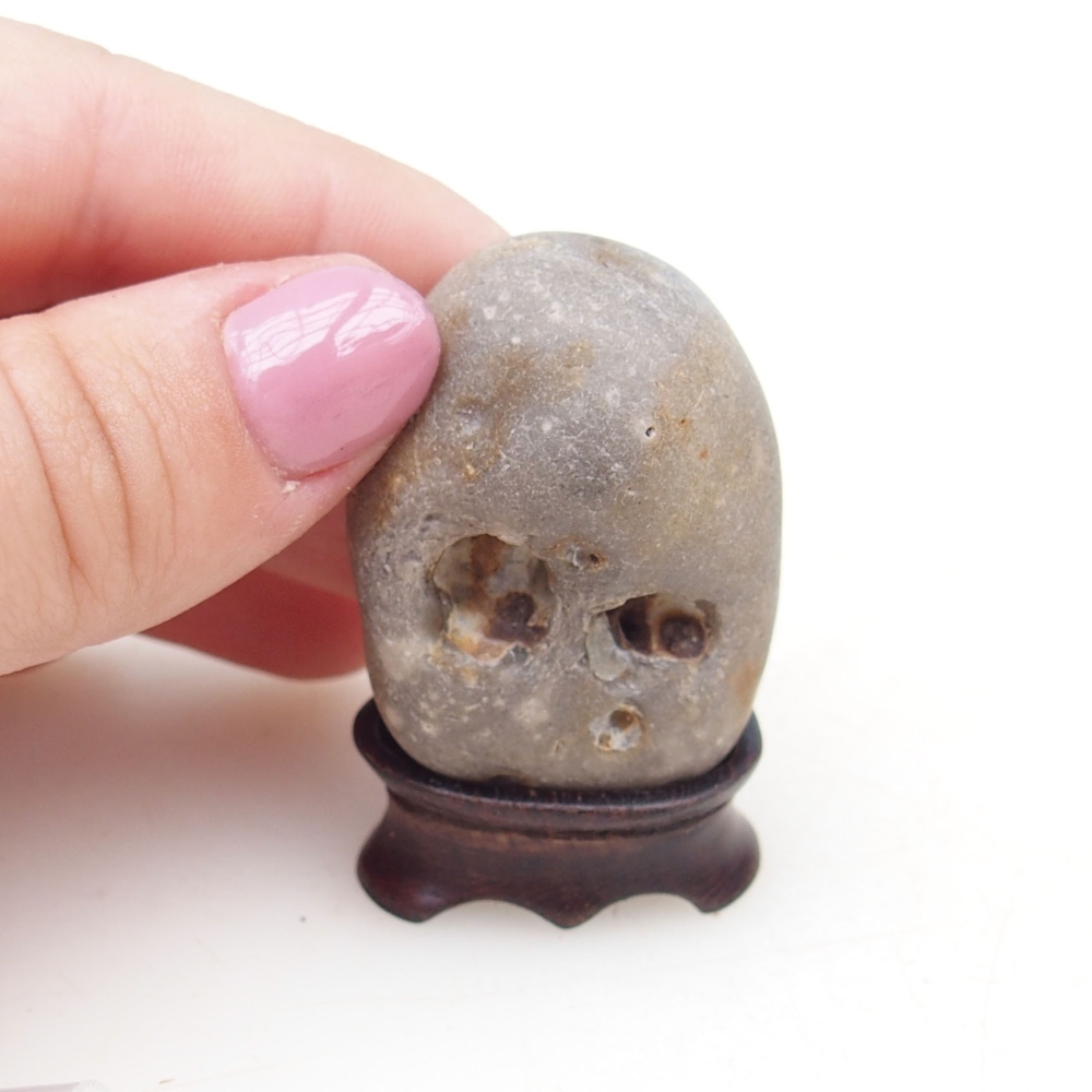 Suiseki - Stein mit DAI (Holzsockel)