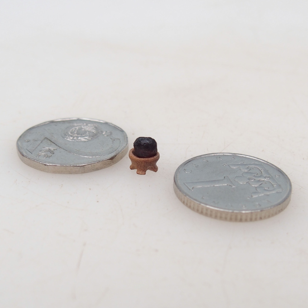 Suiseki - Stein mit DAI (Holzsockel)