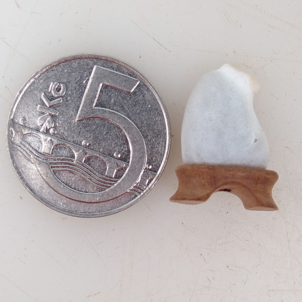 Suiseki - Stein mit DAI (Holzsockel)