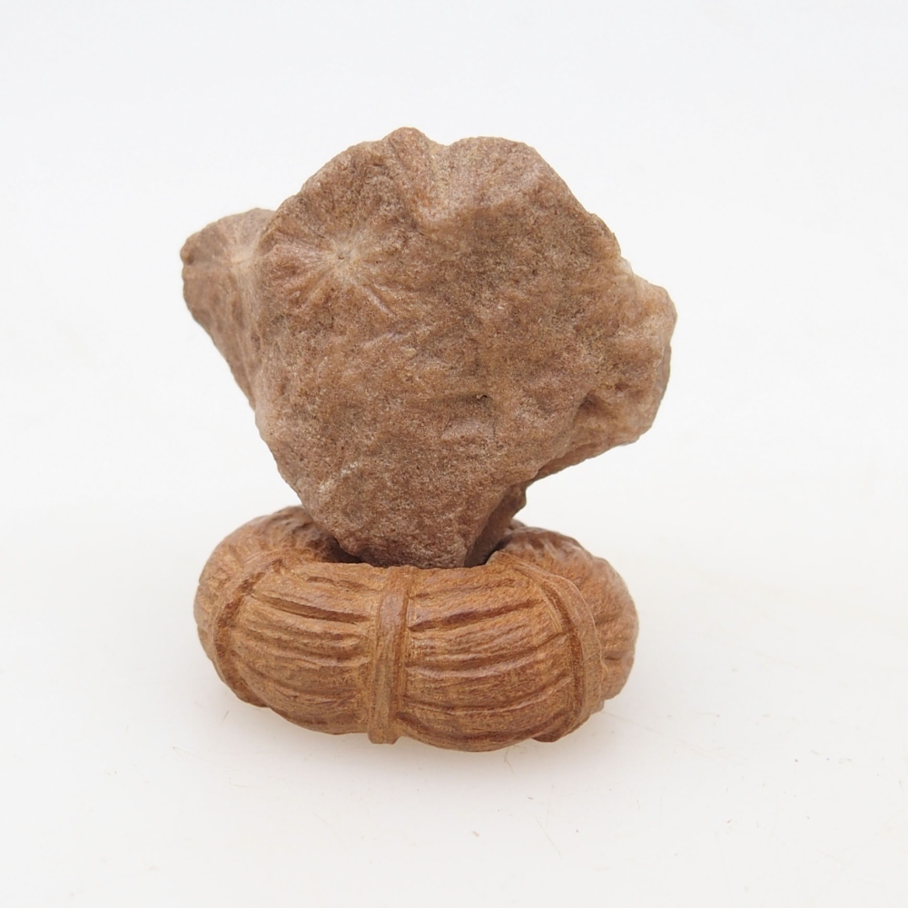 Suiseki - Stein mit DAI (Holzsockel)