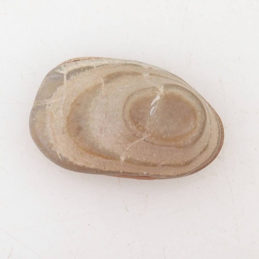 Suiseki - Stein mit DAI (Holzsockel)