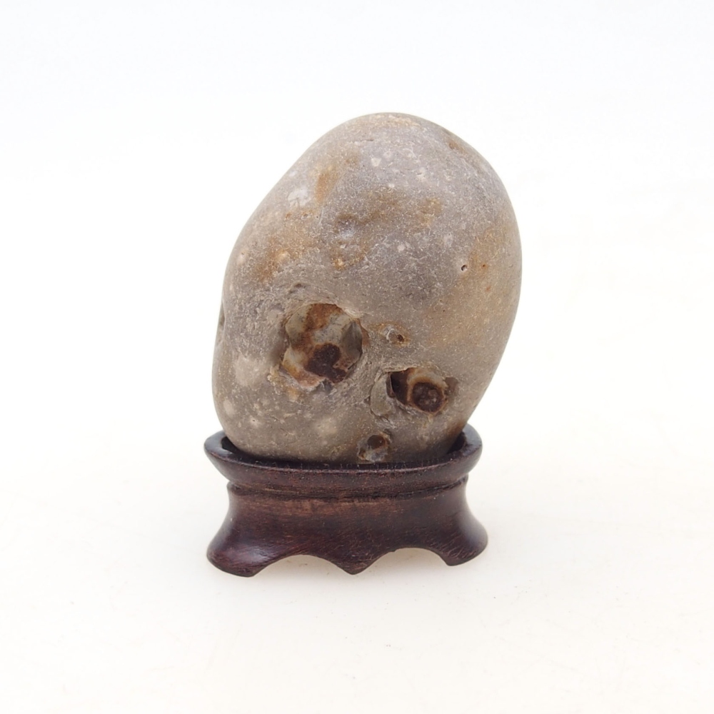 Suiseki - Stein mit DAI (Holzsockel)