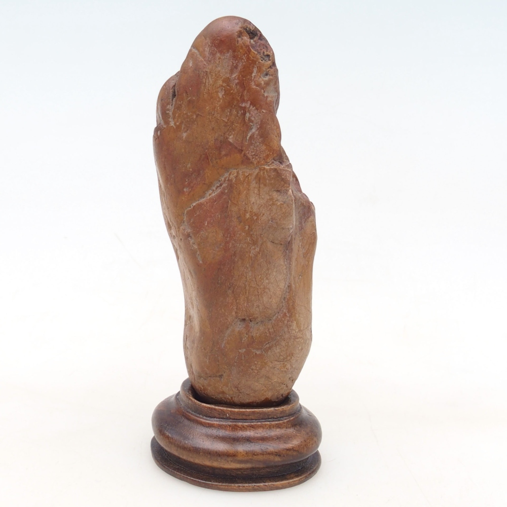 Suiseki - Stein mit DAI (Holzsockel)