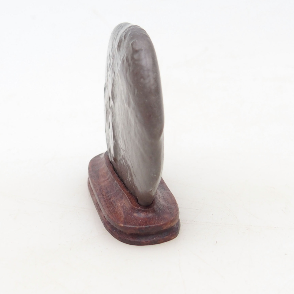 Suiseki - Stein mit DAI (Holzsockel)