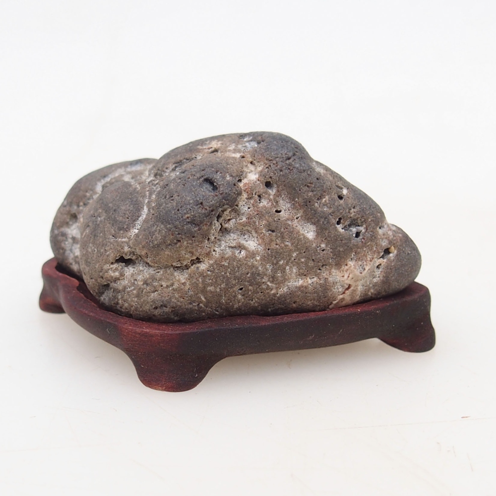 Suiseki - Stein mit DAI (Holzsockel)