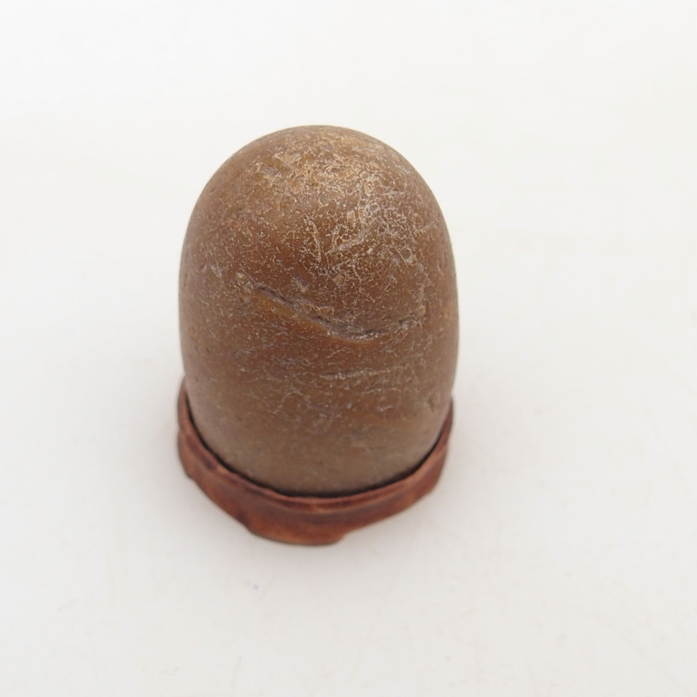 Suiseki - Stein mit DAI (Holzsockel)