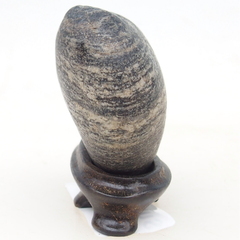 Suiseki - Stein mit DAI (Holzsockel)