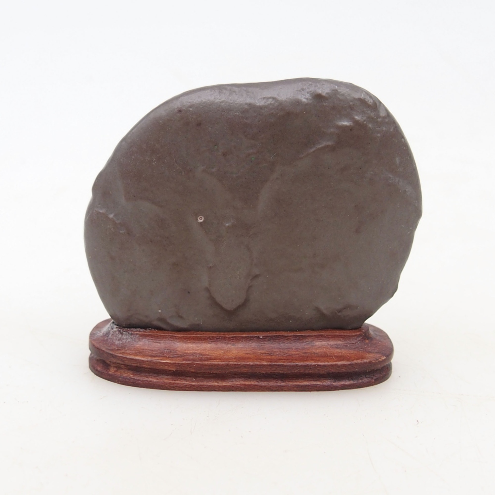 Suiseki - Stein mit DAI (Holzsockel)