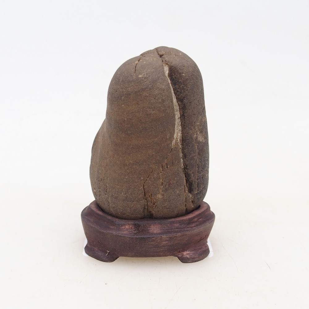 Suiseki - Stein mit DAI (Holzsockel)